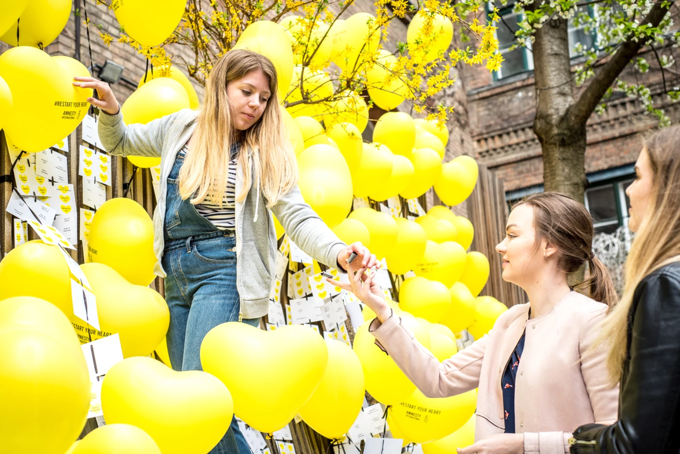 Amnesty kämpft für Menschen-Rechte.