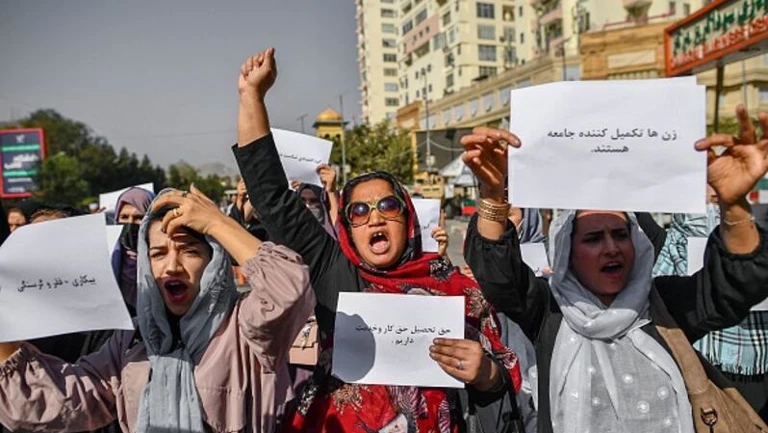 @ Frauen in Kabul protestieren gegen die Einschränkung ihrer Rechte durch die Taliban (21.Oktober 2021). © BULENT KILIC / AFP
