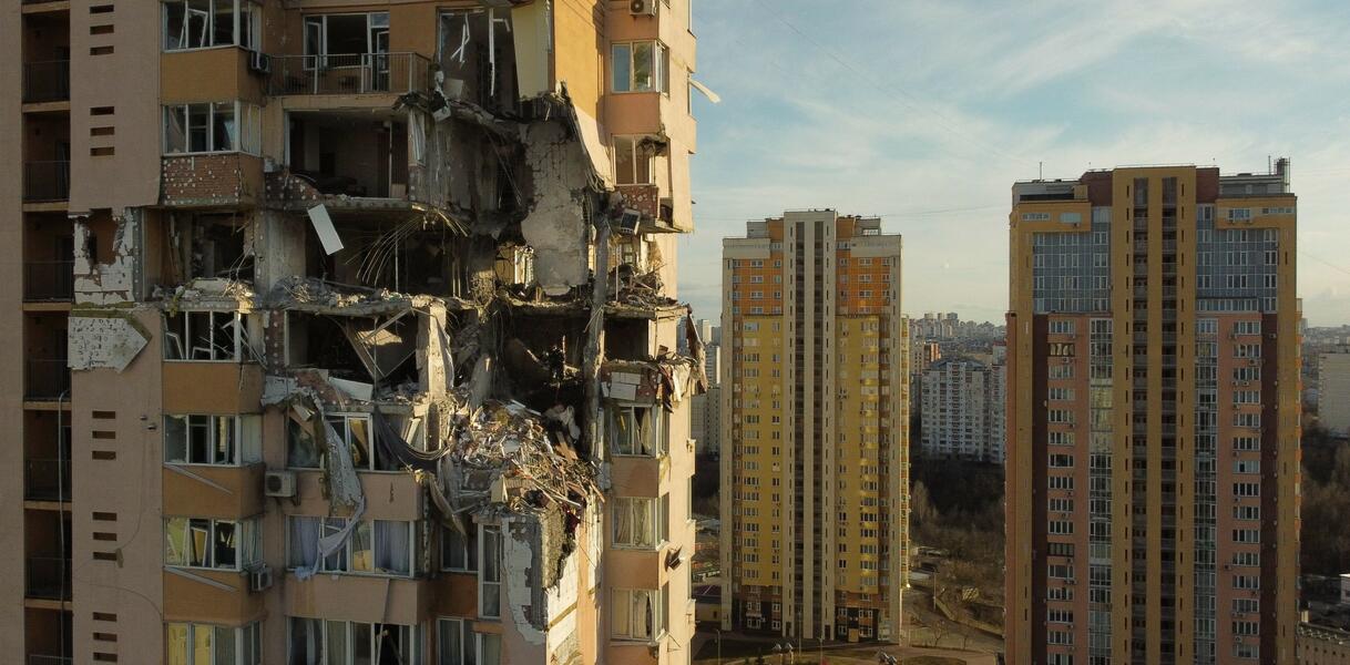 © Hochhaus in der ukrainischen Hauptstadt Kiew nach dem Einschlag einer russischen Rakete (26. Februar 2022)   AFP via Getty Images