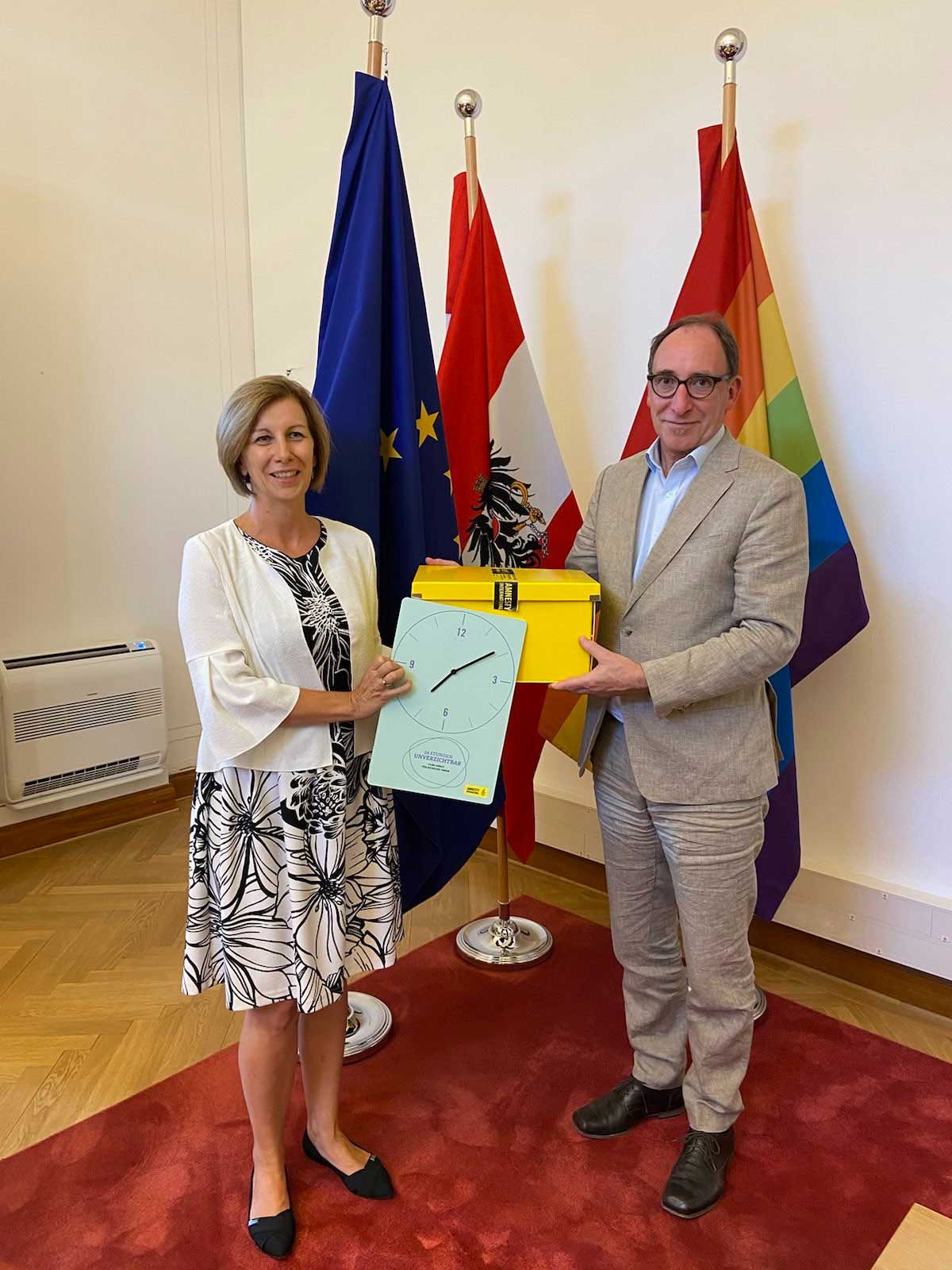 Uebergabe Petition 24H Betreuung Annemarie Schlack Sozialminister Johannes Rauch C Amnesty International